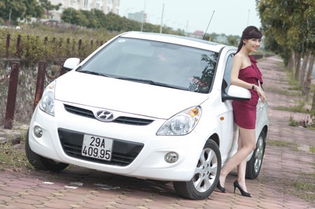 Á hậu trang sức thả dáng bên “bạn thân” Hyundai i20 - 6 Để chủ động, Hương Giang thường tự mình lái xe