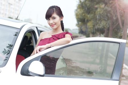 Á hậu trang sức thả dáng bên “bạn thân” Hyundai i20 - 5 Để chủ động, Hương Giang thường tự mình lái xe