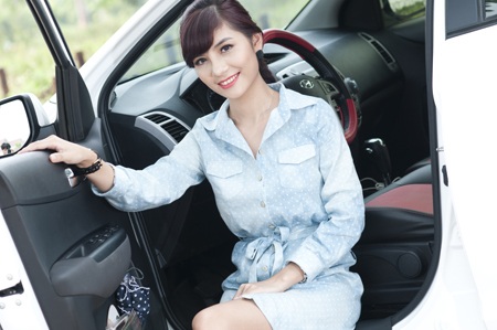 Á hậu trang sức thả dáng bên “bạn thân” Hyundai i20 - 9 Xe được trang bị điều hòa tự động, cửa nóc, hệ thống CD, MP3 và cổng cắm USB...