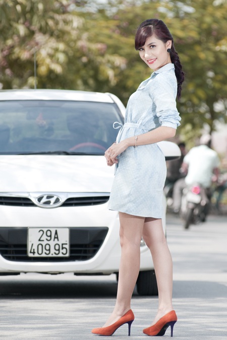 Á hậu trang sức thả dáng bên “bạn thân” Hyundai i20 - 10 Xe được trang bị điều hòa tự động, cửa nóc, hệ thống CD, MP3 và cổng cắm USB...
