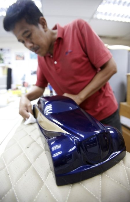 Một nhân viên giới thiệu bản vẽ màu của xe Bufori