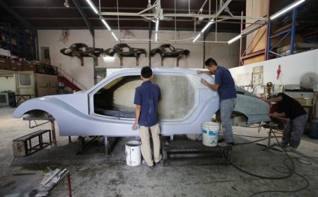 Công nhân đang làm vỏ xe trong nhà máy của Bufori ở