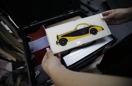 Một nhân viên giới thiệu bản vẽ màu của xe Bufori