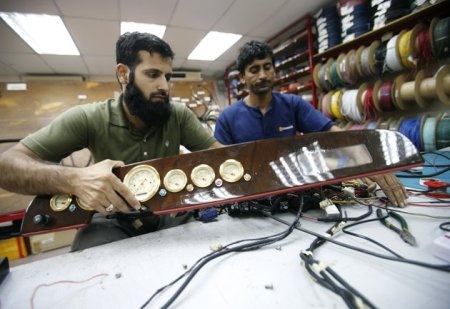 Các công nhân lắp ráp táp-lô cho một chiếc Bufori