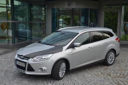 Ford muốn bình dân hóa vật liệu sợi carbon - 1 Một chiếc Ford Focus với nắp ca-pô bằng vật liệu sợi carbon