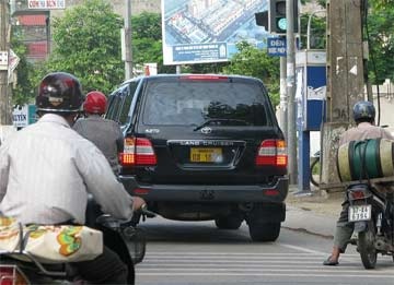 Một chiếc Land Cruiser biển Lào lưu hành ở TP Vinh - Nghệ An (Ảnh: Nguyễn Duy)