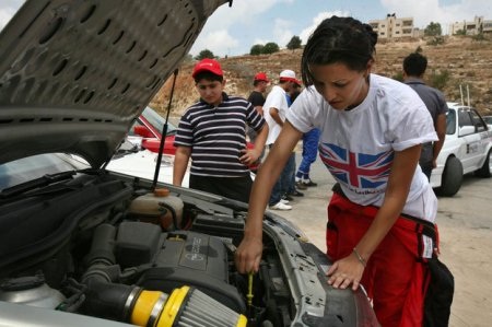 Họ xinh đẹp và đam mê tốc độ - 6 Mona Ennab, thành viên đội Speed Sisters, từng dự thi hoa hậu