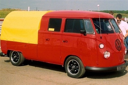 Volkswagen Kombi - Chiếc xe của tinh thần tự do - 4 Xe Kombi chính thức được sản xuất từ năm 1950, là mẫu xe thứ hai của Volkswagen, sau Beetle