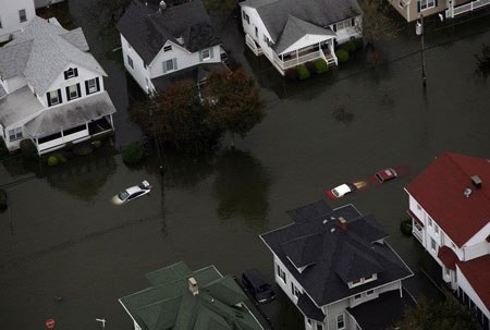 Nhiều ô tô ngập trong nước do bão Sandy - 6 (Ảnh: Reuters)