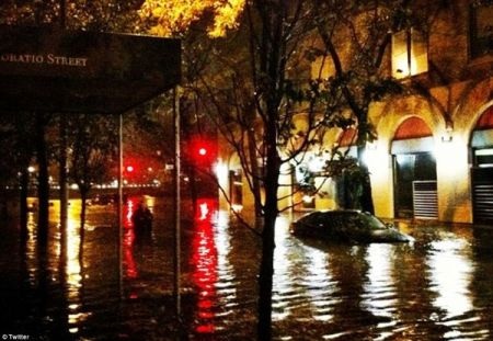 Nhiều ô tô ngập trong nước do bão Sandy - 10 Nước chảy xối xả vào một bãi đậu xe dưới tầng hầm ở khu trung tâm tài chính của thành phố