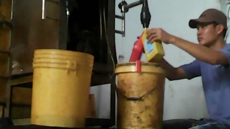 Nhớt tái chế và nguy cơ hỏng động cơ ô tô, xe máy - 1 Nhớt tái chế và nguy cơ hỏng động cơ ô tô, xe máy