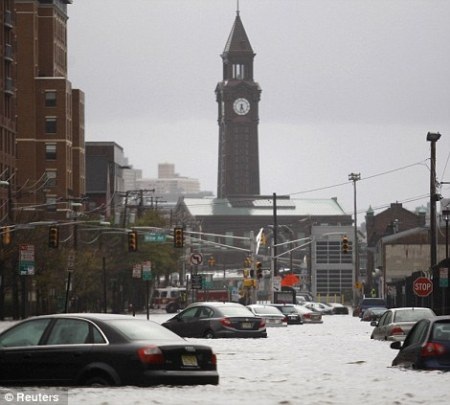 Nước ngập trên phố Hoboken, tiểu bang New Jersey (Ảnh: Reuters)