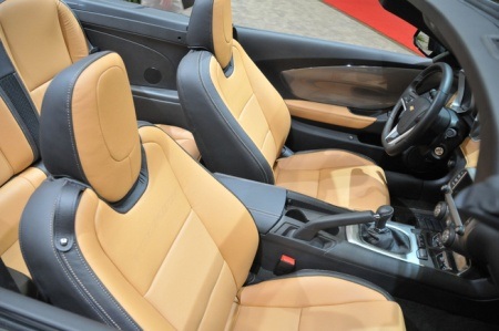 Ấn tượng Camaro độ - 5 Về nội thất, xe Camaro ZL1 Touring Convertible sử dụng chất liệ