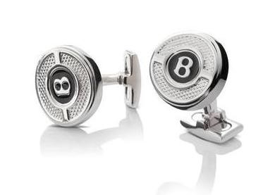 Cài măng-séc áo hiệu Bentley, giá 65 bảng Anh (103 USD)