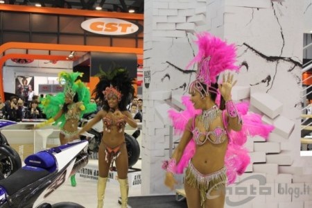 Nhộn nhịp người mẫu tại sự kiện EICMA 2012