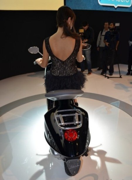 Có thể lắp thêm một chiếc giá inox phía sau xe, hoặc để trống