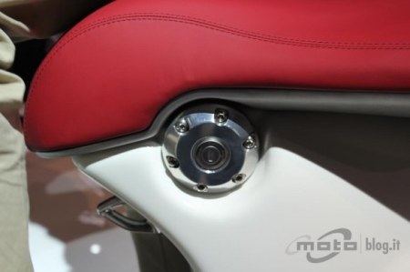 Có thể lắp thêm một chiếc giá inox phía sau xe, hoặc để trống