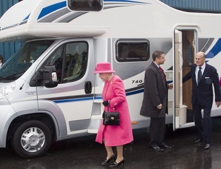 Nữ hoàng Anh bước ra từ chiếc motorhome trong chuyến thăm nhà máy Bailey Caravans ở