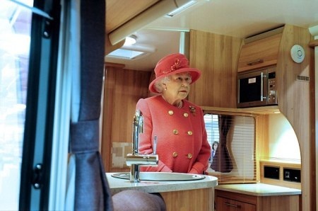 Nội thất xe được trang trí bằng gỗ óc chó