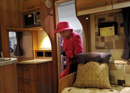 Nữ hoàng Anh bước ra từ chiếc motorhome trong chuyến thăm nhà máy Bailey Caravans ở