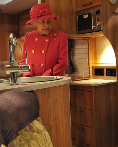 Nội thất xe được trang trí bằng gỗ óc chó