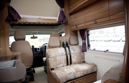 Phía trên ghế lái là một chiếc giường đôi