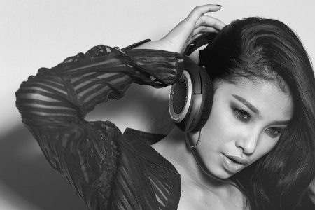 Tai nghe và bộ ảnh “Born to be White” của SVHouse - 4 Phiêu với bộ ảnh “Born to be White” của SVHouse