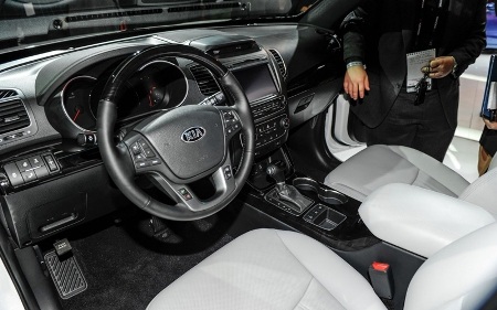 Kia Sorento có nhiều thay đổi ở phiên bản 2014 - 5 Sorento là mẫu xe đầu tiên của Kia được trang bị hệ thống giải trí thông tin UVO eServices