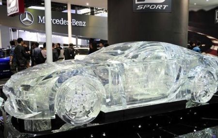 Chiếc Lexus LFA Crystal thu hút sự chú ý đặc biệt (Ảnh: Xinhua)