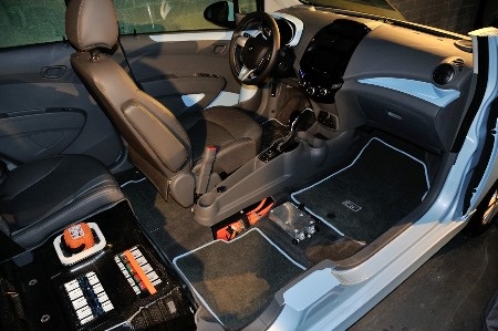 Diện kiến phiên bản chạy điện của xe Spark - 14 Tay nắm mở cửa sau được giấu trên cột C
