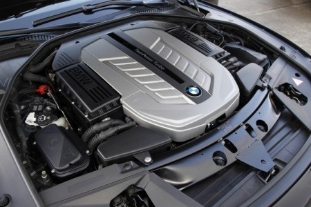 BMW đặt động cơ V12 lên “bàn cân”
