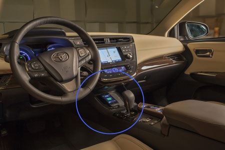 Toyota giới thiệu hệ thống sạc không dây trên ô tô - 1 Hệ thống sạc điện thoại không dây Qi trên xe Avalon của
