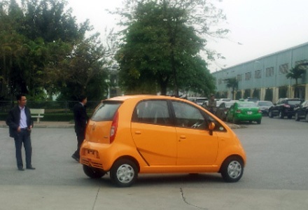 Ô tô giá rẻ - Thách thức nhiều hơn cơ hội - 1 Tata Nano trong khuôn viên nhà máy của TMT tại Hưng Yên hồi đầu tháng 12