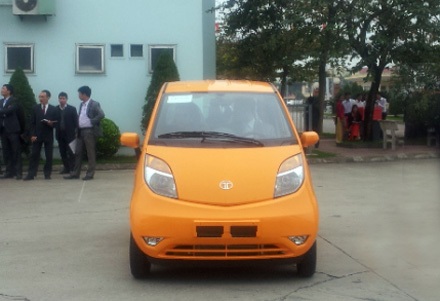 Ô tô giá rẻ - Thách thức nhiều hơn cơ hội - 7 Tata Nano trong khuôn viên nhà máy của TMT tại Hưng Yên hồi đầu tháng 12