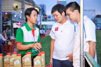 Hai thành viên diễn đàn Bikervietnam được các nhân viên Castrol hướng dẫn