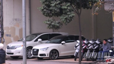 Showroom ô tô thành nơi bán bánh ngọt, hoa quả… - 2 Showroom ô tô này trên đường Nguyễn Văn Cừ còn bán thêm cả xe máy nhập
