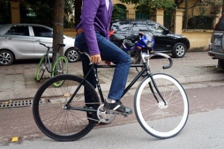 Thú chơi xe đạp fixie - 2 Người lái sử dụng chân để tăng giảm tốc độ và cả đi lùi