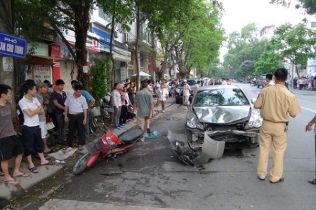 Bắt buộc tập lái xe số tự động để tránh tình trạng “xe điên” - 1 Một chiếc “xe điên” gây tai nạn liên hoàn