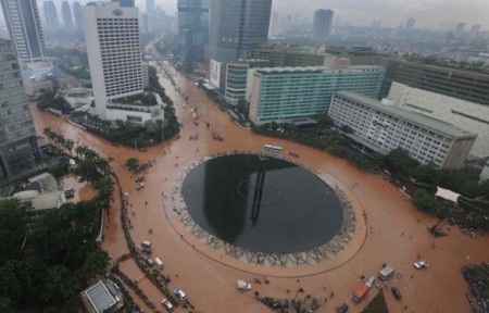 Người và xe bì bõm trong nước lũ ở thủ đô Jakarta - 2 Bốn bề là nước (Ảnh: GTSpirit)