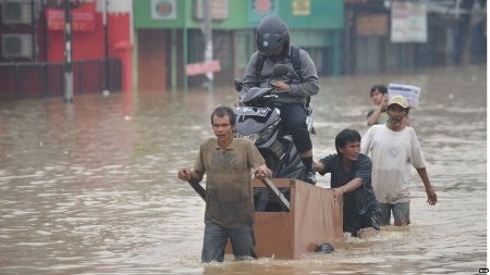 Người và xe bì bõm trong nước lũ ở thủ đô Jakarta - 10 (Ảnh: AP)