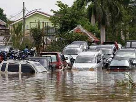 Người và xe bì bõm trong nước lũ ở thủ đô Jakarta - 5 Xe ô tô chìm trong nước (Ảnh: Berita Jakarta)