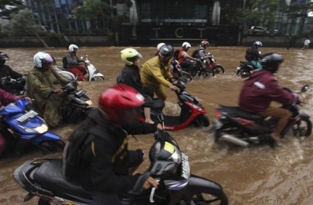 Người và xe bì bõm trong nước lũ ở thủ đô Jakarta - 6 (Ảnh: Reuters)
