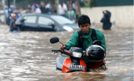 Người và xe bì bõm trong nước lũ ở thủ đô Jakarta - 8 ... rủi thì chủ xe phải bì bõm lội nước dắt bộ (Ảnh: AFP)