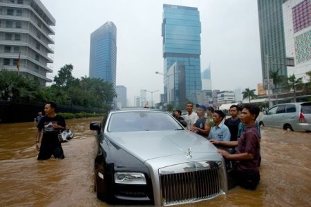 Người và xe bì bõm trong nước lũ ở thủ đô Jakarta - 13 (Ảnh: Ed Wray)