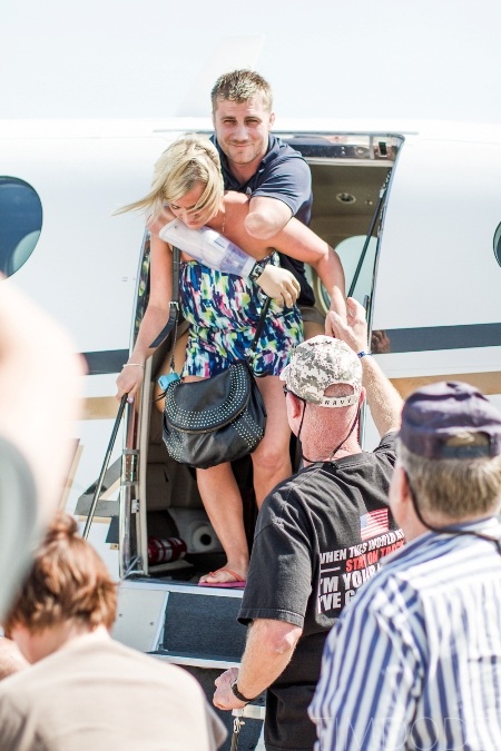 Trở về trong sự chào đón nồng nhiệt của bạn bè và người thân