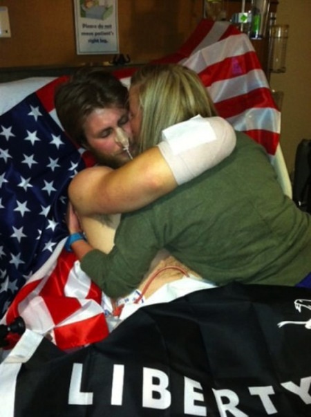 Trở về trong sự chào đón nồng nhiệt của bạn bè và người thân