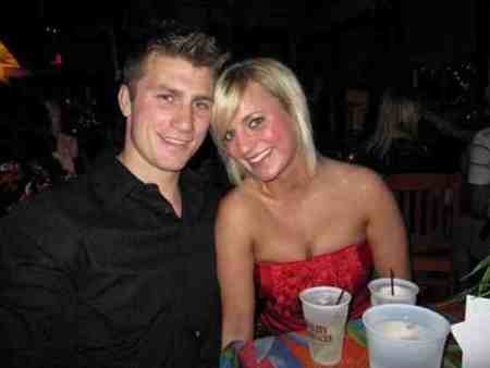 Taylor Morris và bạn gái khi anh chưa bị thương ở Afghanistan