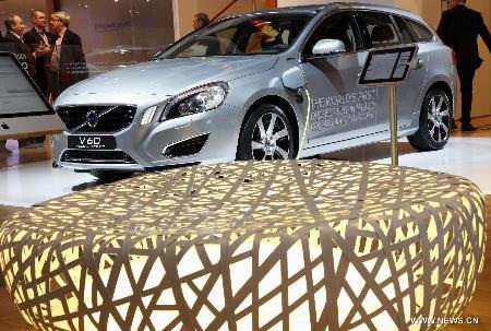 Toàn cảnh Triển lãm ô tô Brussels 2013 - 14 Chiếc Volvo thứ 5 triệu xuất xưởng với rất nhiều chữ ký in trên ca-pô (Ảnh: Xinhua)