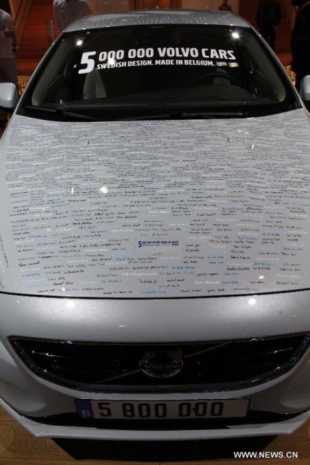 Toàn cảnh Triển lãm ô tô Brussels 2013 - 13 Chiếc Volvo thứ 5 triệu xuất xưởng với rất nhiều chữ ký in trên ca-pô (Ảnh: Xinhua)