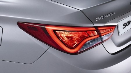 Xe Sonata có một số thay đổi ở phiên bản mới - 5 Thị trường Malaysia dùng xe tay lái nghịch